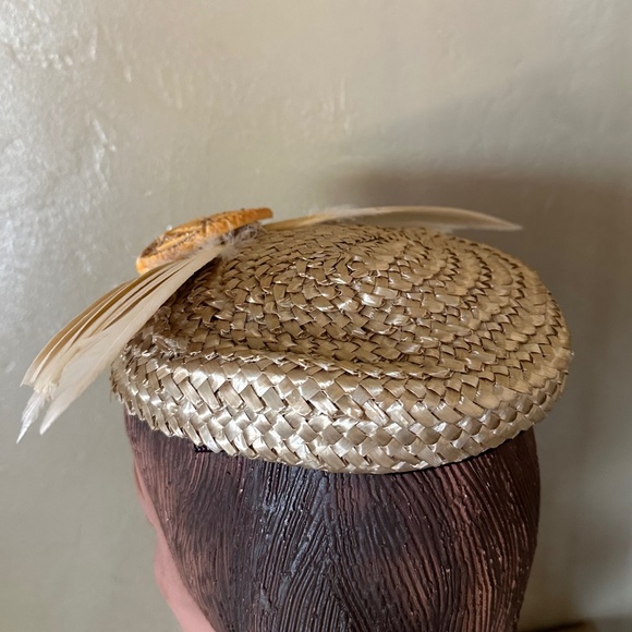 RARE 1950s\' FRENCH DESIGNER TAN CAP WITH 2 FEATHER WINGS + BAKELITE BROOCH main image 8